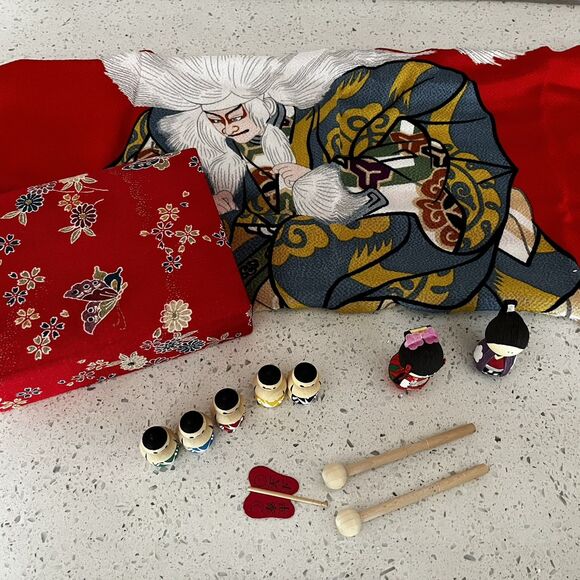 Japan 2 Okiagari-Koboshi Dolls 5 Wood Dolls Banner Drummer Pieces & Skarf In Box - Picture 2 of 7